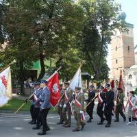 Obchody Święta Wojska Polskiego w Miechowie - poczty sztandarowe w orszaku wok&oacute;ł Rynku