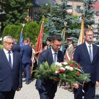 Obchody Święta Wojska Polskiego w Miechowie - włodarze Miasta i Gminy Miech&oacute;w składają hołd pod Pomnikiem z Orłem