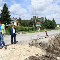 Wicestarosta Paweł Osikowski i W&oacute;jt Racławic Adam Samborski weryfikują postępujące inwestycyjne prace drogowe 