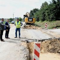 Wicestarosta Paweł Osikowski i W&oacute;jt Racławic Adam Samborski weryfikują postępujące prace drogowe w Janowiczkach