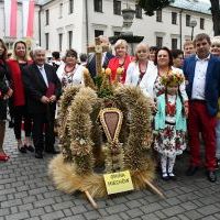 Starosta Miechowski z reprezentacją dożynkową Gminy Miech&oacute;w