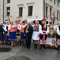 Starostowie Powiatu Miechowskiego z reprezentacją dożynkową Gminy Kozł&oacute;w