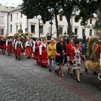 Korow&oacute;d dożynkowy zmierza do Bazyliki Grobu Bożego w Miechowie