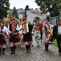 Korow&oacute;d dożynkowy z Kapelą Ludową Małopolanie na placu miechowskiej bazyliki