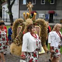 Dożynkowi przedstawiciele Gminy Miech&oacute;w na placu przed miechowską bazyliką