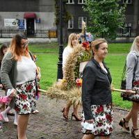 Gmina Słabosz&oacute;w w korowodzie dożynkowym przed miechowską bazyliką
