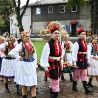 Gmina Kozł&oacute;w w korowodzie dożynkowym przed miechowską bazyliką
