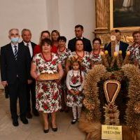 Pamiątkowa dożynkowa fotografia przedstawicieli Gminy Miech&oacute;w