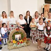 Pamiątkowa dożynkowa fotografia przedstawicieli Gminy Słabosz&oacute;w