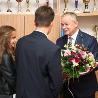 Kwiaty od uczni&oacute;w dla przewodniczącego Rady Powiatu Krzysztofa Świerczka