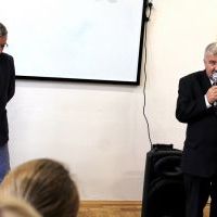 Starosta Jacek Kobyłka i dyrektor Wojciech Pengiel na rozpoczęciu roku szkolnego w Zagorzycach