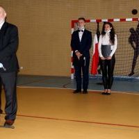 Leonard Mazur, naczelnik Wydziału Oświaty, Kultury i Sportu przemawia do uczniów miechowskiego Ekonomika