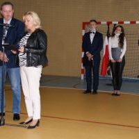 Przedstawiciele Rady Rodziców przemawiają do uczniów miechowskiego Ekonomika