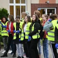 Uczniowie z Dziaduszyc z kamizelkami odblaskowymi i rękawicami gotowi do sprzątania zakątk&oacute;w gminy