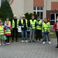 Nauczyciele dziaduszyckiej szkoły zagrzewający swoich uczni&oacute;w do akcji