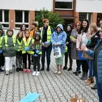 Marzena Wiejak, powiatowy EkoDoradca instruuje uczni&oacute;w z Dziaduszyc jak segregować odpady