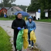 Wicestarosta Paweł Osikowski i EkoDoradca Marzena Wiejak sprzątają centrum Słaboszowa