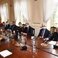 Rada Powiatu Miechowskiego po dłuższej przerwie zn&oacute;w obradowała na sali konferencyjnej 