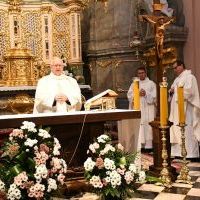 Proboszcz Bazyliki Grobu Bożego modli się w intencji nauczycieli i uczni&oacute;w miechowskiego Ekonomika