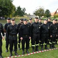 Sędziowie czuwający nad prawidłowym przebiegiem zawod&oacute;w strażackich w Książu Wielkim
