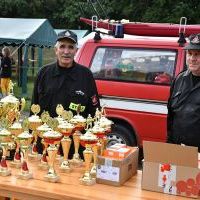 Puchary i nagrody dla zwycięzców i uczestników powiatowych zawodów strażackich w Książu Wielkim