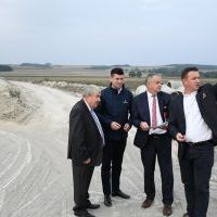 Wicemarszałek Sm&oacute;łka na terenie budowanego węzła S7 przy przyszłej strefie gospodarczej w Gminie Książ Wielki