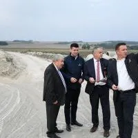 Wicemarszałek Sm&oacute;łka na terenie budowanego węzła S7 przy przyszłej strefie gospodarczej w Gminie Książ Wielki
