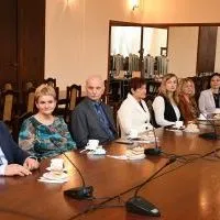 Dyrektorzy i nauczyciele wyr&oacute;żnieni Nagrodą Starosty Miechowskiego