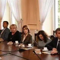 Dyrektorzy i nauczyciele wyr&oacute;żnieni Nagrodą Starosty Miechowskiego część 2