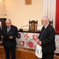 Wręczaniu nagr&oacute;d starosty towarzyszyli Piotr Grządziel z Zarządu Powiatu i naczelnik Leonard Mazur