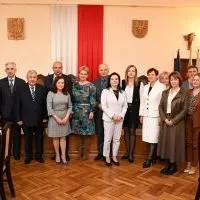 Wyr&oacute;żnieni dyrektorzy i nauczyciele Nagrodą Starosty Miechowskiego