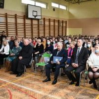Goście i uczestnicy Święta Zespołu Szk&oacute;ł Nr 2 im. Jana Pawła II w Miechowie
