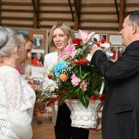 Rada Rodziców wręcza dyrektor kosz kwiatów