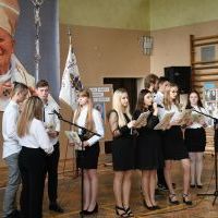 Część artystyczna upamiętniająca patrona ZS Nr 2 w Miechowie - św. Jana Pawła II