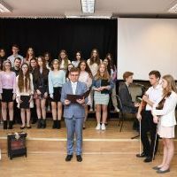 Dyrektor i młodzież miechowskiego Liceum w Dniu Edukacji Narodowej
