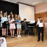 Część artystyczna uczni&oacute;w LO z okazji Dnia Edukacji Narodowej