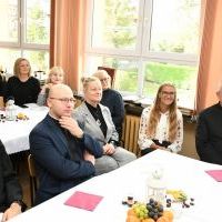 Proboszcz i księża Parafii Grobu Bożego na Dniu Nauczyciela w LO Miech&oacute;w