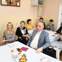Entuzjazm nauczycieli podziwiających występ uczni&oacute;w LO