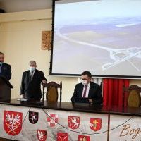 Przewodniczący Krzysztof Świerczek i Starosta Jacek Kobyłka witają Wojewodę Łukasza Kmitę