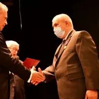 Leonard Mazur, naczelnik Wydziału Oświaty, Kultury i Sportu wyr&oacute;żniony medalem KEN