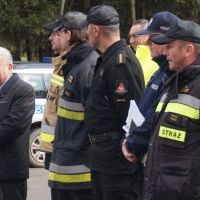 Powiatowe ćwiczenia ratowniczo - gaśnicze w Wielkanocy obserwowali m.in. starosta Jacek Kobyłka i w&oacute;jt Lesław Blacha