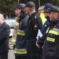 Powiatowe ćwiczenia ratowniczo - gaśnicze w Wielkanocy obserwowali m.in. starosta Jacek Kobyłka i w&oacute;jt Lesław Blacha