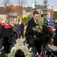 Włodarze Gminy i Miasta Miech&oacute;w składają wieniec pod Pomnikiem z Orłem