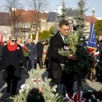 Włodarze Gminy i Miasta Miech&oacute;w składają wieniec pod Pomnikiem z Orłem