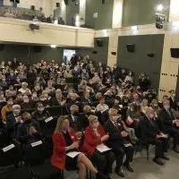 Samorządowcy i goście podziwiają występ 