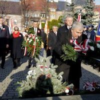Włodarze Powiatu Miechowskiego składają wieniec pod Pomnikiem z Orłem