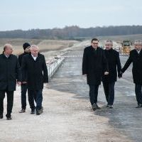 Premier Mateusz Morawiecki i Minister Andrzej Adamczyk na budowanym węźle S7 przy strefie gospodarczej Powiatu Miechowskiego