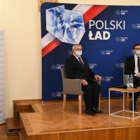 Przewodniczący Rady Powiatu Krzysztof Świerczek prowadzi konferencję samorządowców z Premierem Morawieckim i Ministrem Adamczykiem