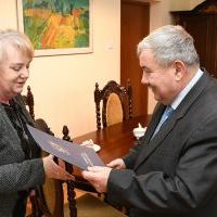 Starosta Miechowski Jacek Kobyłka dziękuje Elżbiecie Piwowarskiej za prawie 30-letnie kierowanie Bursą Szkolną w Miechowie