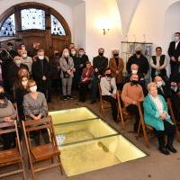 Wernisaż wystawy obraz&oacute;w w Muzeum Ziemi Miechowskiej zgromadził pokaźne grono miłośnik&oacute;w sztuki